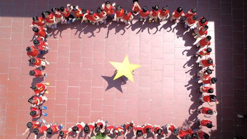 Ấn tượng Trường Mầm non Minh Khai xếp hình bản đồ Việt Nam chào mừng Quốc khánh 2/9