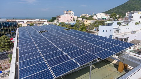 Điện mặt trời mái nhà phát triển mạnh gây áp lực lớn đối với hệ thống truyền tải