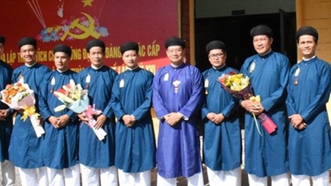 Tranh cãi việc nam công chức mặc áo dài đi làm