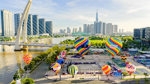 Hàng trăm nghìn người dân TP.HCM tham dự Lễ hội Khinh khí cầu Eaton Park Skyward