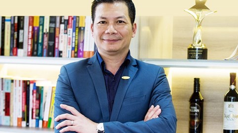 Shark Hưng bảo “khởi nghiệp” khác “lập nghiệp” nhưng GS. Phan Văn Trường phản biện: Ai rồi cũng phải khởi nghiệp, phần lớn thất bại do chờ đợi quá nhiều