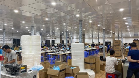 Bán cả ô tô để ôm khẩu trang, dân buôn mắc kẹt rao bán cả xưởng sản xuất