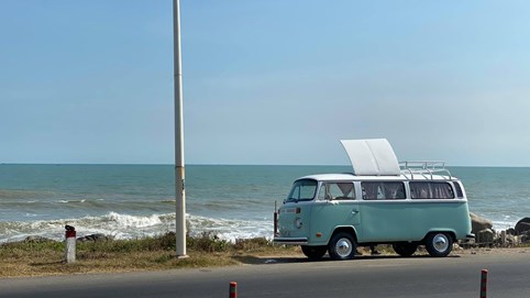 Nhóm bạn bỏ hơn 1 tỷ mua và cải tạo xe cổ thành chiếc "carstay" xinh xắn, nhìn là muốn xách vali đi du lịch