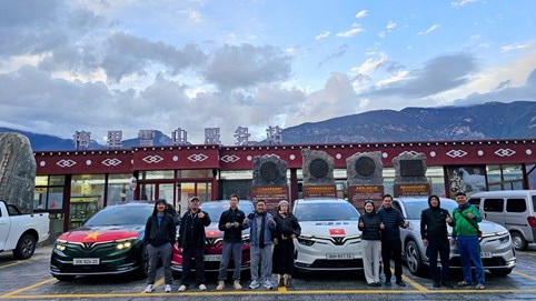 VinFast VF 8 chinh phục núi cao 4.666 mét, vượt qua mưa tuyết trên hành trình đến Tây Tạng