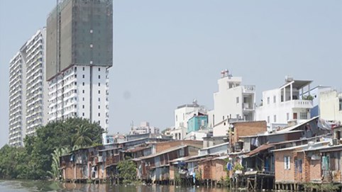 Gian nan di dời nhà ven, trên kênh rạch