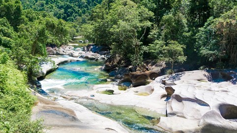 Bí ẩn về lời nguyền ở Hồ bơi của Quỷ