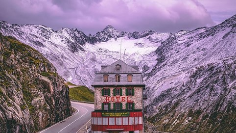 Khách sạn bốn mặt tiền bị bỏ hoang