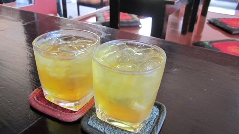 Các doanh nghiệp có thị giá cổ phiếu không bằng cốc trà đá kinh doanh ra sao?