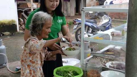 Quán hủ tíu ven đường của người phụ nữ nặng 27kg