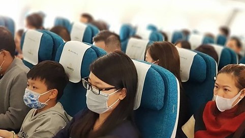 Hành khách đi máy bay không đeo khẩu trang có thể bị phạt đến 3 triệu đồng