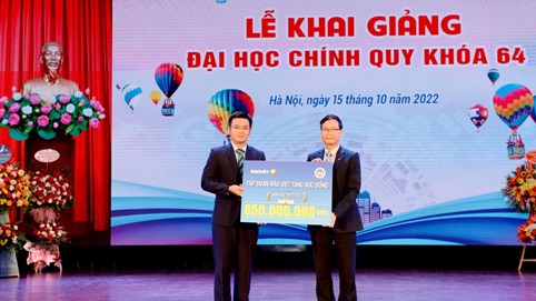Bảo Việt trao 7 tỷ đồng học bổng cho sinh viên Đại học Kinh tế Quốc dân trong 8 năm liên tiếp