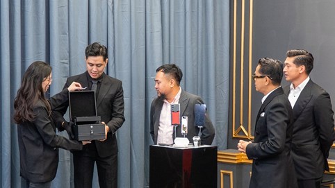 Khách hàng chốt đơn điện thoại Vertu giá trăm triệu trong livestream của Thái Công