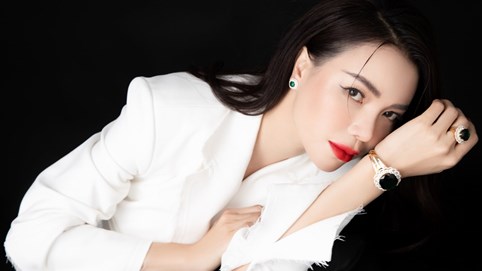 Trà Ngọc Hằng biến hình thành nữ doanh nhân xinh đẹp trong bộ trang phục quý phái