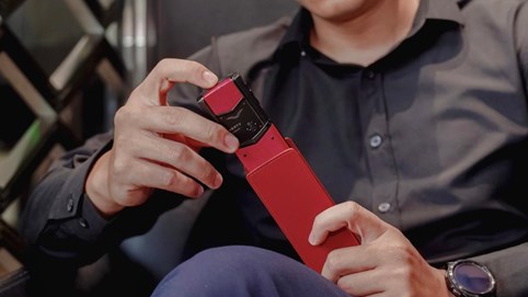 Chuẩn bị quà tặng vợ 20/10, nam doanh nhân tiết lộ sẵn sàng chi hàng trăm triệu mua điện thoại Vertu vì một lý do