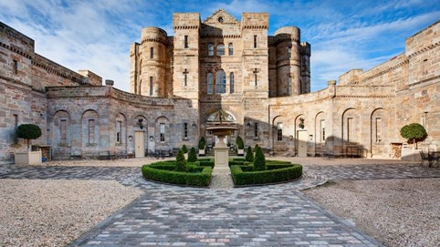 Đại gia Trung Quốc săn tìm nơi trú ẩn an toàn, vung tiền tậu lâu đài ở châu Âu