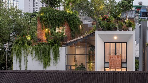 Biệt thự nổi bật với công viên thu nhỏ trên mái