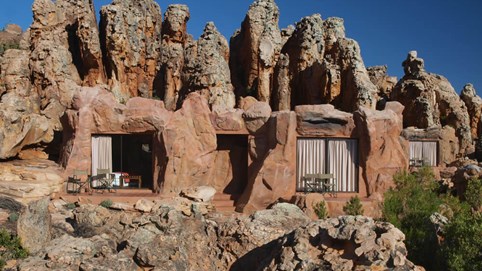 Những khách sạn kì quái được xây dựng trong lòng các hang động cổ khắp thế giới