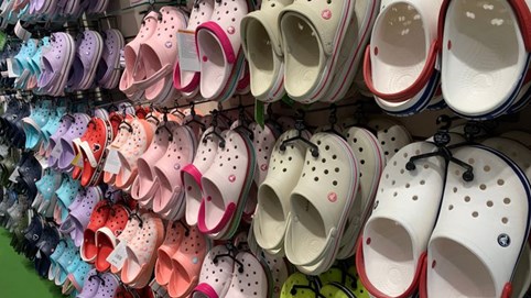 Hãng dép ‘xấu nhất’ thế giới ghi nhận doanh thu cao kỷ lục nhờ Covid-19