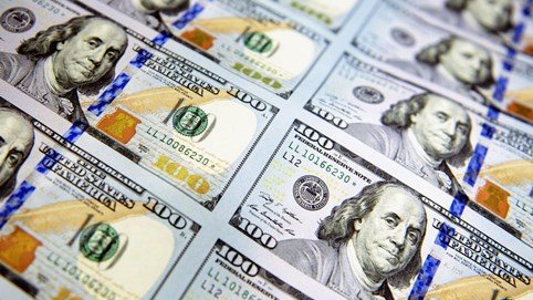 Bloomberg: Từ 'hầm trú ẩn an toàn', đồng USD trở thành khoản đặt cược không thể thiếu với nhà đầu tư