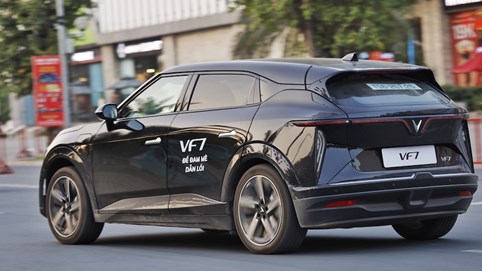 Sở hữu loạt đặc tính đáng tiền, VF 7 hút nhiều khách “chốt đơn” ngay lần đầu lái thử