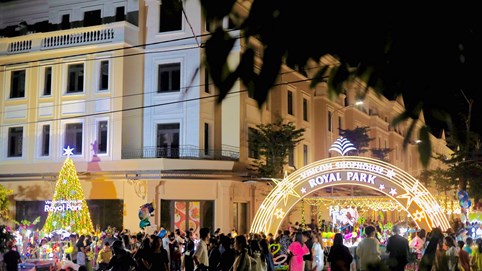 Người dân Quảng Trị hân hoan đón “tuyết rơi” tại Vincom Shophouse Royal Park