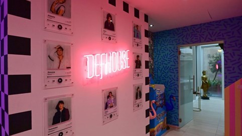 Bên trong lò đào tạo TikToker nổi tiếng: Đằng sau những dinh thự xa hoa là cuộc sống bị mắc kẹt, bắt nạt và quỵt tiền chẳng biết kêu than với ai