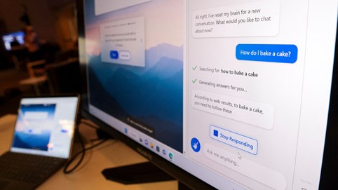 Microsoft giới hạn lượng sử dụng để chống AI phản hồi lệch lạc