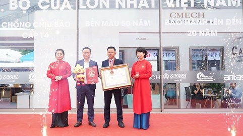 Bộ cửa lùa nhôm kính lớn nhất Việt Nam chính thức xác lập kỷ lục Quốc gia