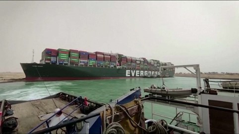 Mắc cạn ở kênh đào Suez, tàu container chặn dòng hàng 9,6 tỷ USD/ngày