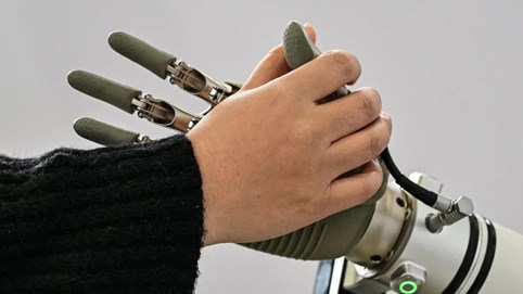 Ngày càng nhiều người coi chatbot AI là 'vợ', là 'bạn thân': “Cô ấy giúp tôi vui trở lại”