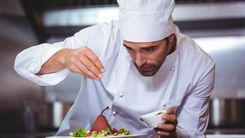 Tại sao bếp trưởng nhà hàng, khách sạn lớn thường là nam giới?