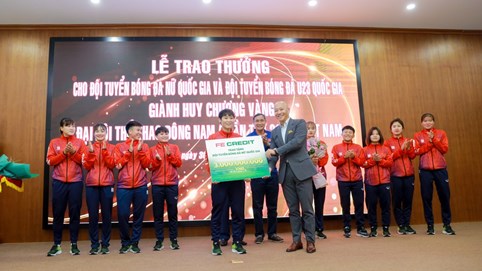 FE CREDIT trực tiếp trao 3 tỷ đồng cho Đội tuyển bóng đá nữ Quốc gia Việt Nam