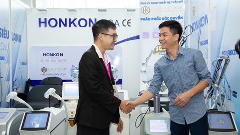 Lê Huỳnh Anh Vy đại diện Omm BROWS trao đổi công nghệ xóa sửa phun xăm đạt FDA