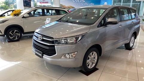 Ô tô ế chỏng chơ vì tháng 