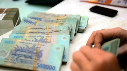 Tiền rẻ ngập thị trường