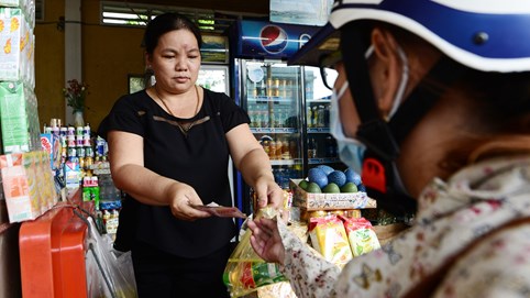 Tiệm tạp hoá truyền thống vẫn “sống khoẻ” sau đại dịch Covid-19