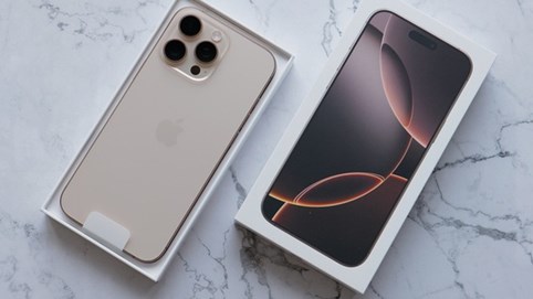 Giá iPhone 16 Pro Max màu vàng liên tục thiết lập đáy mới trên thị trường 