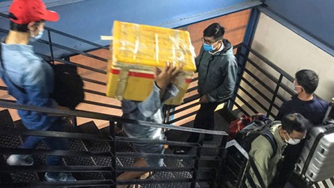 Hành khách thở dốc, vã mồ hôi hột khi vác hành lý 4 tầng để đón xe công nghệ tại Tân Sơn Nhất