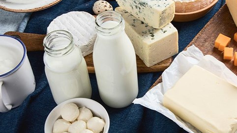 Giá sữa lao dốc do hàng quán đóng cửa vì Covid-19