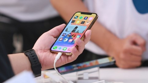 Cơn sốt iPhone 12, tay to buôn hàng về Việt Nam kiếm đậm