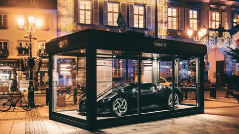 Siêu xe Bugatti hơn 13 triệu USD trở thành đồ trang trí Giáng sinh