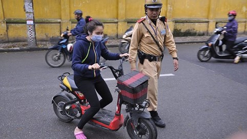 Người đi xe máy dưới 50cm3, xe máy điện dưới 4kw phải có bằng lái