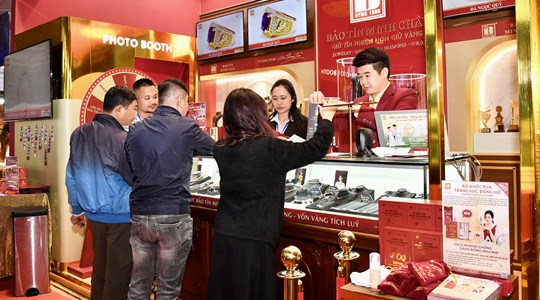 Gian hàng Bảo Tín Minh Châu hút khách tại hội chợ ASEAN++ 2025