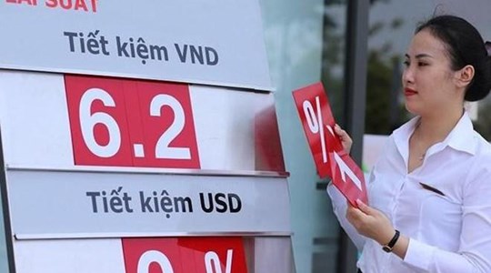 Lãi suất huy động 'nóng' dịp cuối năm: Ngân hàng tư nhân nhập cuộc đua hút vốn, lãi thực tế chạm ngưỡng 7%