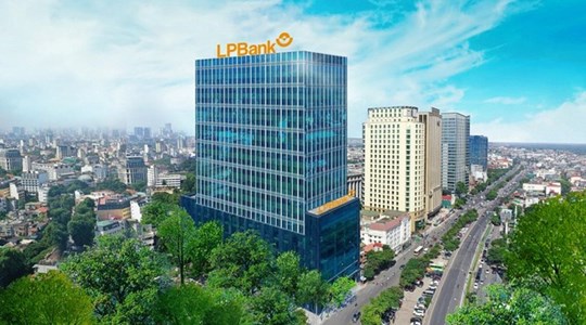 LPBank (LPB): Chủ tịch Nguyễn Đức Thụy từ nhiệm, dành trọn 10 tỷ đồng tiền thưởng hỗ trợ miền Trung