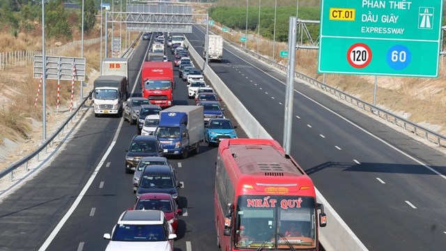 Thí điểm cấm xe tải trên 7,5 tấn đi làn 1 trên hai tuyến cao tốc phía Nam