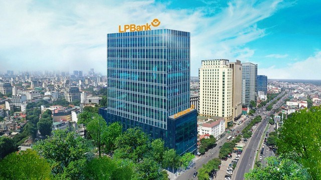 LPBank (LPB): Chủ tịch Nguyễn Đức Thụy từ nhiệm, dành trọn 10 tỷ đồng tiền thưởng hỗ trợ miền Trung