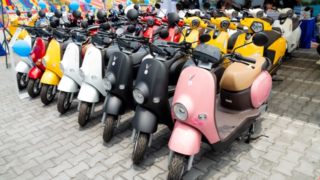 Không còn chuộng xe xăng, nhiều gia đình ưu tiên chọn xe máy điện VinFast Motio cho con dịp tựu trường