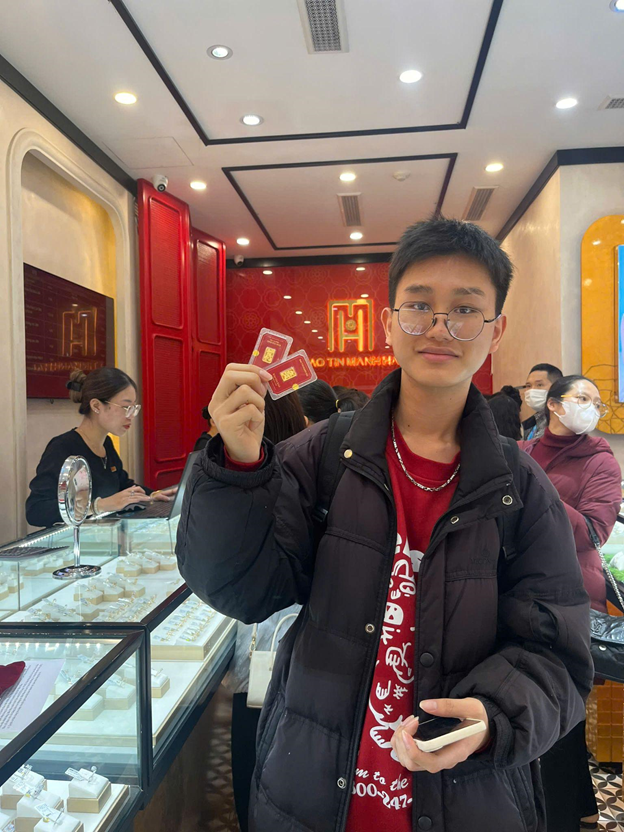 Một bạn trẻ đ&atilde; nhanh tay rước về 02 "tiểu kim c&aacute;t" Tứ Qu&yacute; Thịnh Vượng &nbsp;