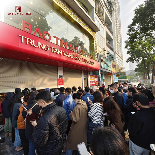 Kh&aacute;ch h&agrave;ng xếp h&agrave;ng từ sớm tại Bảo T&iacute;n Mạnh Hải để săn lộc ng&agrave;y đầu năm &nbsp;